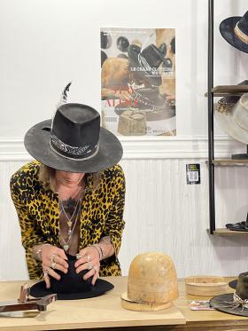 La firma de sombreros artesanales Why Hats ha presentado su colección cápsula para Le Crâne Clothing, un espacio de moda unisex de Malasaña con un sello muy personal.
